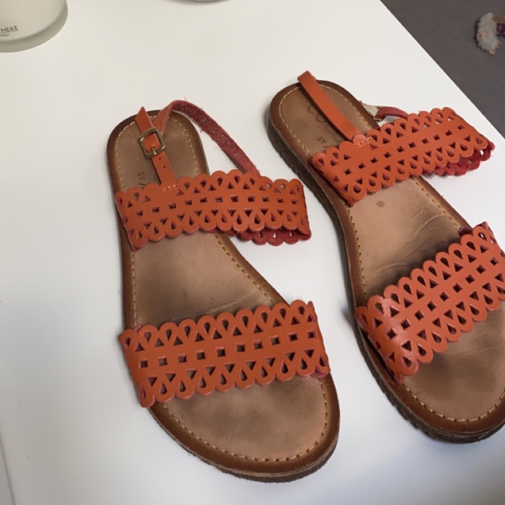 GUC leather sandals